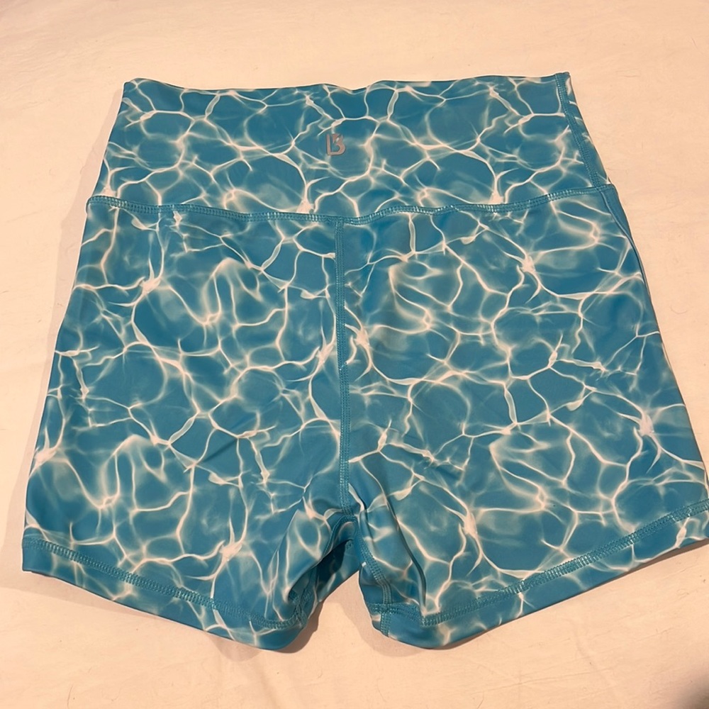 Buffbunny Short, size Medium, like new condition